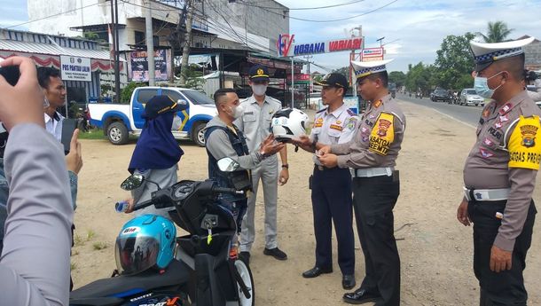 Jasa Raharja dan Satlantas Polres Pringsewu Apresiasi Pengendara Kendaraan Taat Lalu Lintas