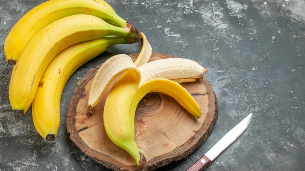 Dessert terbaik di dunia pisang goreng terbuat buah pisang raja yang biasanya dilumuri adonan campuran tepung, telur, dan mentega lalu digoreng secara deep fried