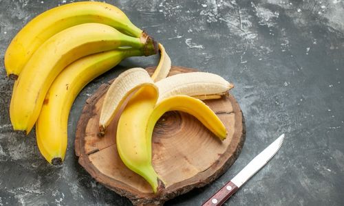 Dessert terbaik di dunia pisang goreng terbuat buah pisang raja yang biasanya dilumuri adonan campuran tepung, telur, dan mentega lalu digoreng secara deep fried