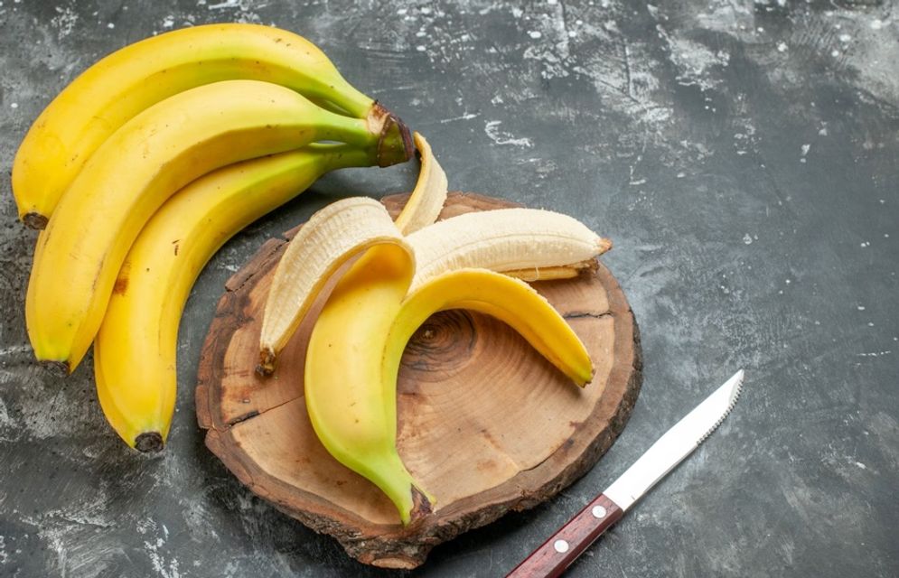 Dessert terbaik di dunia pisang goreng terbuat buah pisang raja yang biasanya dilumuri adonan campuran tepung, telur, dan mentega lalu digoreng secara deep fried