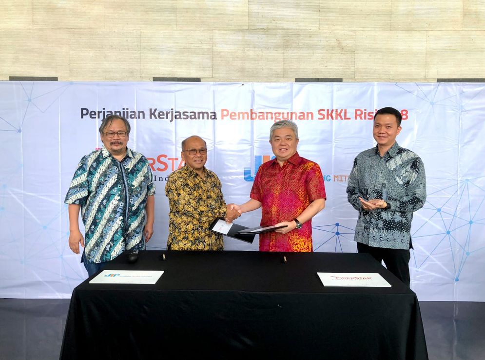 Guna mendukung perkembangan masyarakat Indonesia bertransformasi,  dilakukan penandatanganan nota kesepahaman (MoU) antara President Director PT. Mega Akses Persada (FiberStar), Sugiharto Darmakusuma dengan Direktur Utama PT. Jejaring Mitra Persada (Triasmitra Group), Dani Samsul Ependi  sepakat untuk membangun SKKL Rising-8 yang merupakan jaringan fiber optik dan juga meghubungkan antara Jakarta dan Singapura melalui Batam sebagai Landing Point yang memiliki posisi strategis.