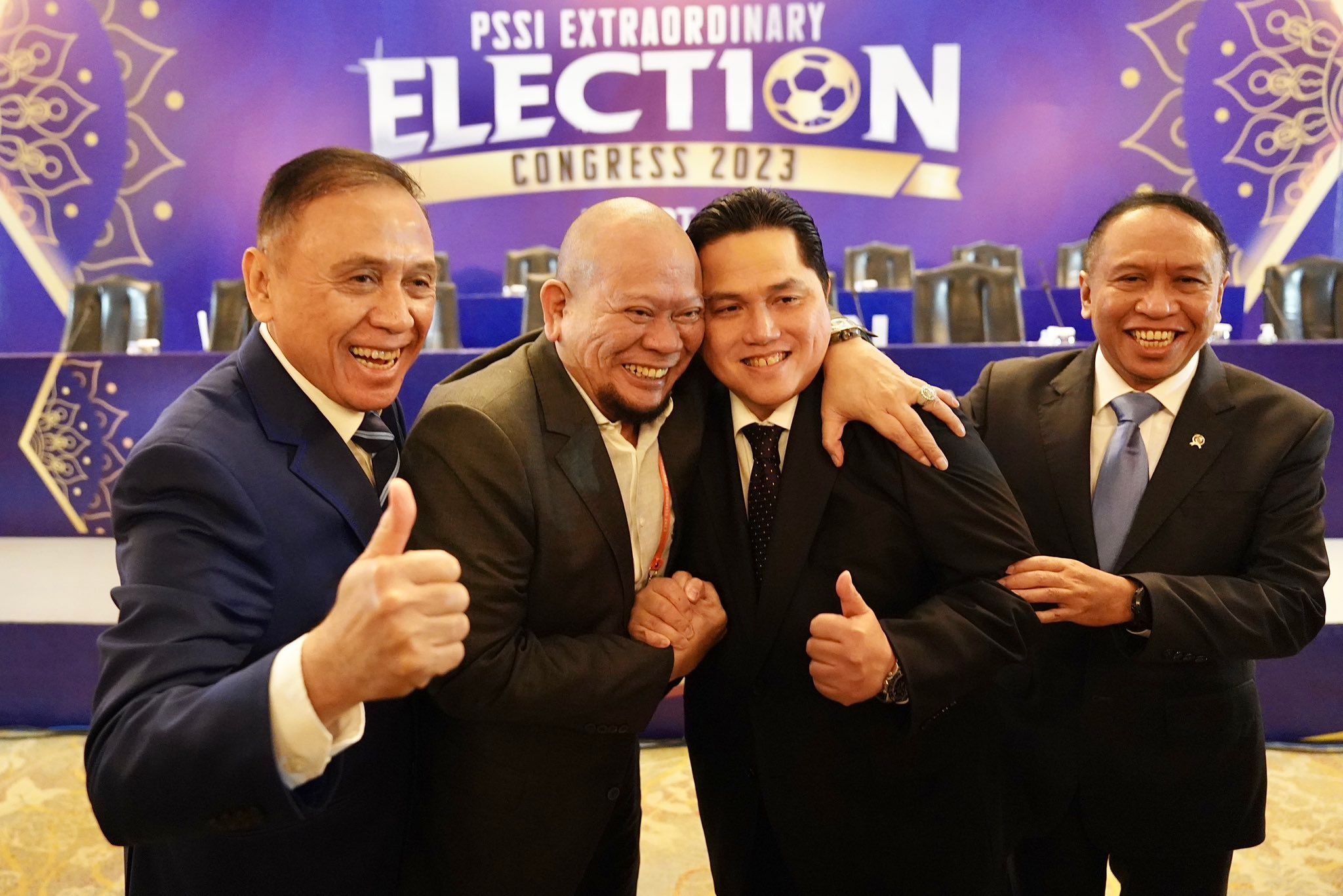 Ketua Umum PSSI terpilih, Erick Thohir (kedua dari kanan) berangkulan dengan La Nyalla Mattalitti (kedua dari kiri) usai KLB PSSI di Jakarta, Kamis 16 Februari 2023.