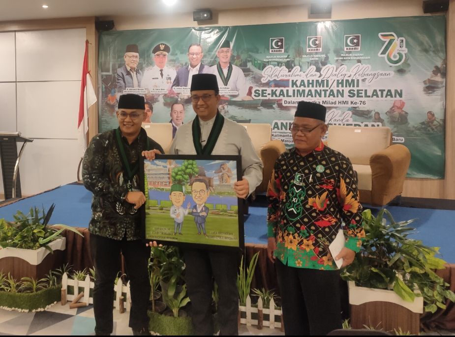 Anies Baswedan menerima cendera mata usai mengisi dialog kebangsaan bersama HMI dan KAHMI Se-kalimantan Selatan. (foto : Ahmad Husaini)