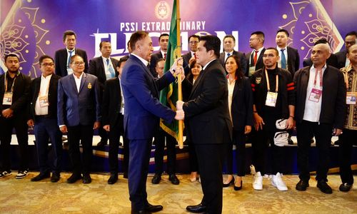 Mantan Ketum PSSI, Mochamad Iriawan (kiri) memberikan estafet kepemimpinan pada Ketum PSSI terpilih periode 2023-2027, Erick Thohir, dalam KLB PSSI di Jakarta, Kamis 16 Februari 2023.