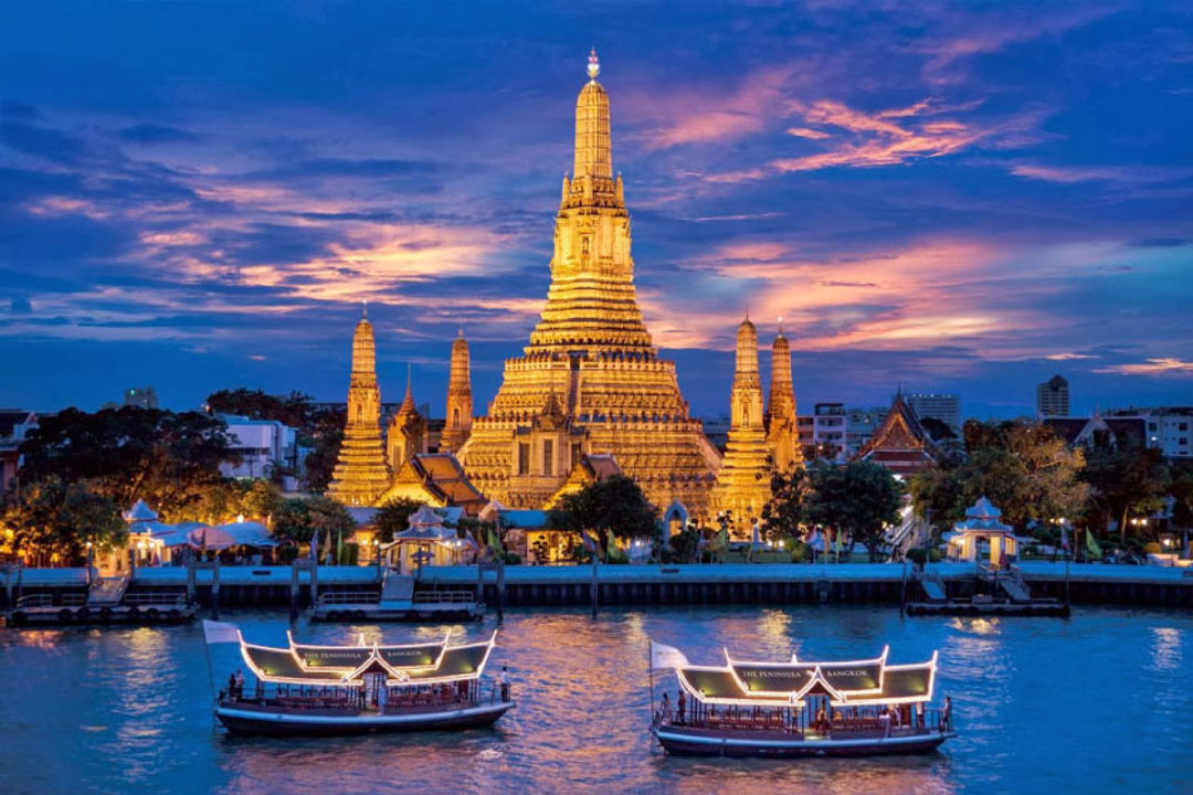 Objek wisata Wat Arun di Thailand.