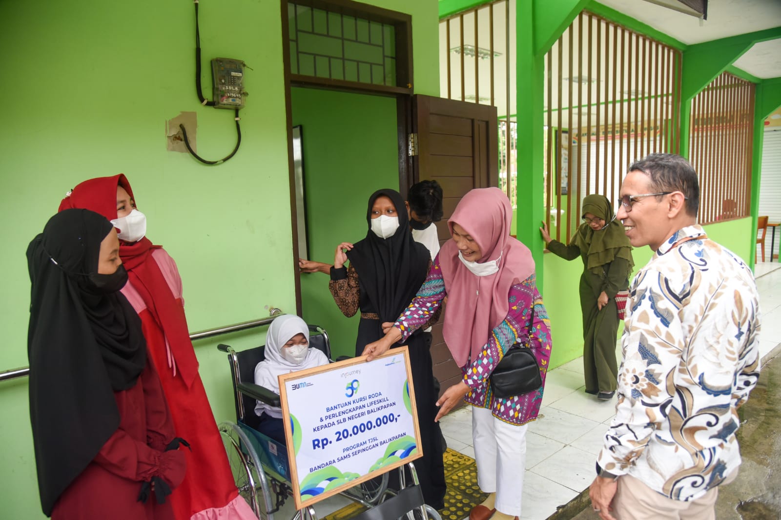 Memperingati Hari Ulang Tahun PT Angkasa Pura I yang ke-59, Kantor Cabang Bandar Udara Internasional Sultan Aji Muhammad Sulaiman (SAMS) Sepinggan Balikpapan berikan bantuan kepada Sekolah Luar Biasa