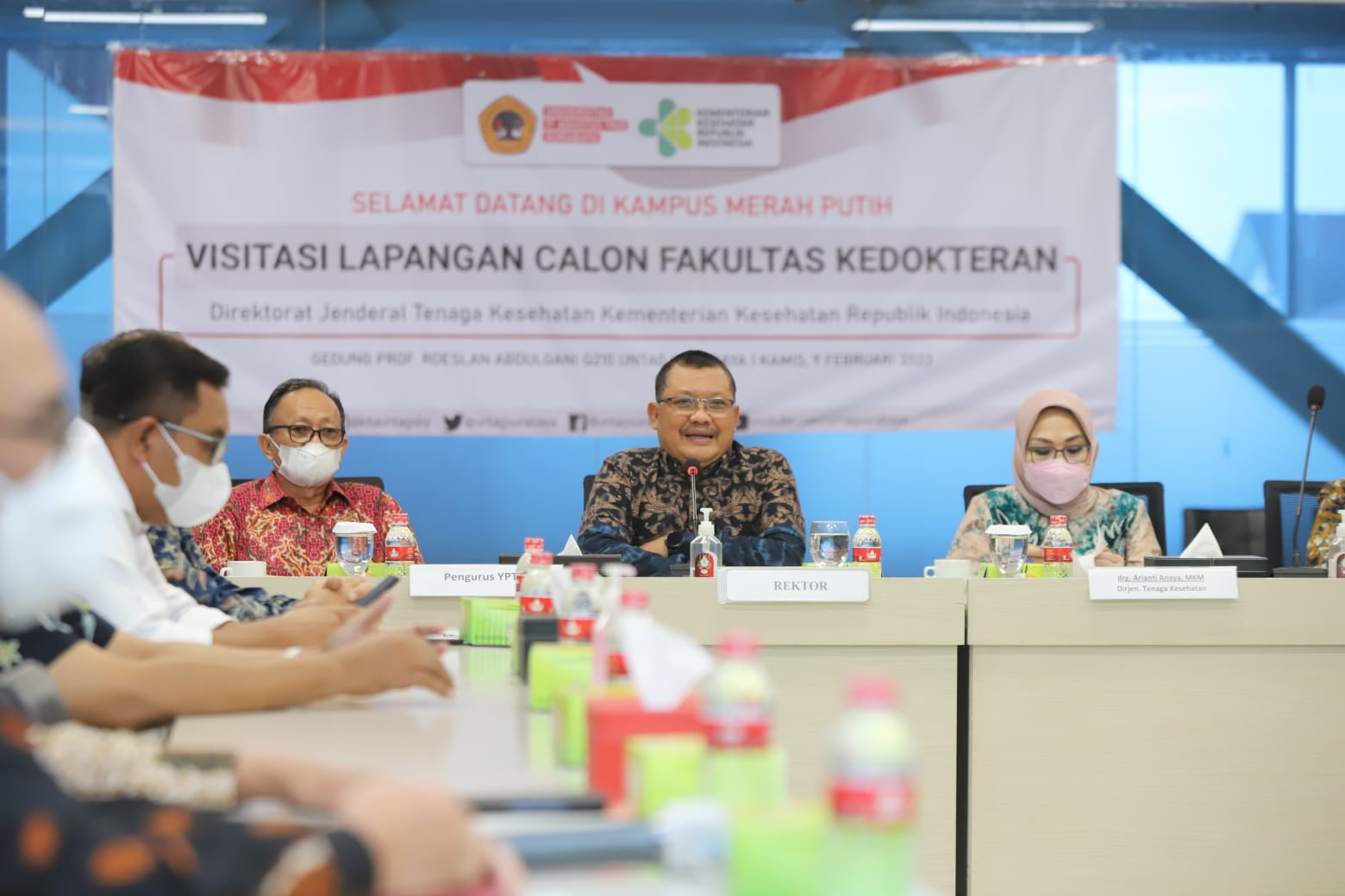 Rektor Untag Surabaya, Prof Mulyanto Nugroho (tengah) saat menerima tim visitasi dari Kementerian Kesehatan.