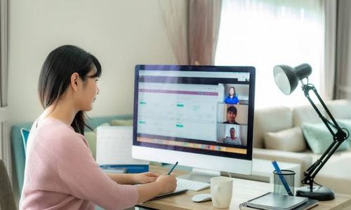 Work from home atau bekerja dari rumah bisa jadi membuat Anda produktif namun tak jarang juga bisa membuat Anda stres dan susah fokus karena banyaknya distraksi
