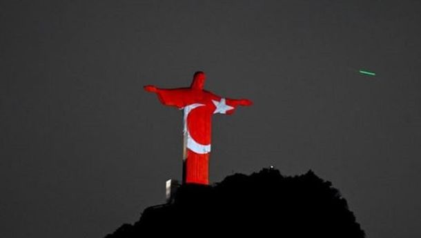 Setelah Kena Petir, Patung Kristus Penebus Rio de Janeiro Diselimutkan dengan Bendera Turki dan Suriah 