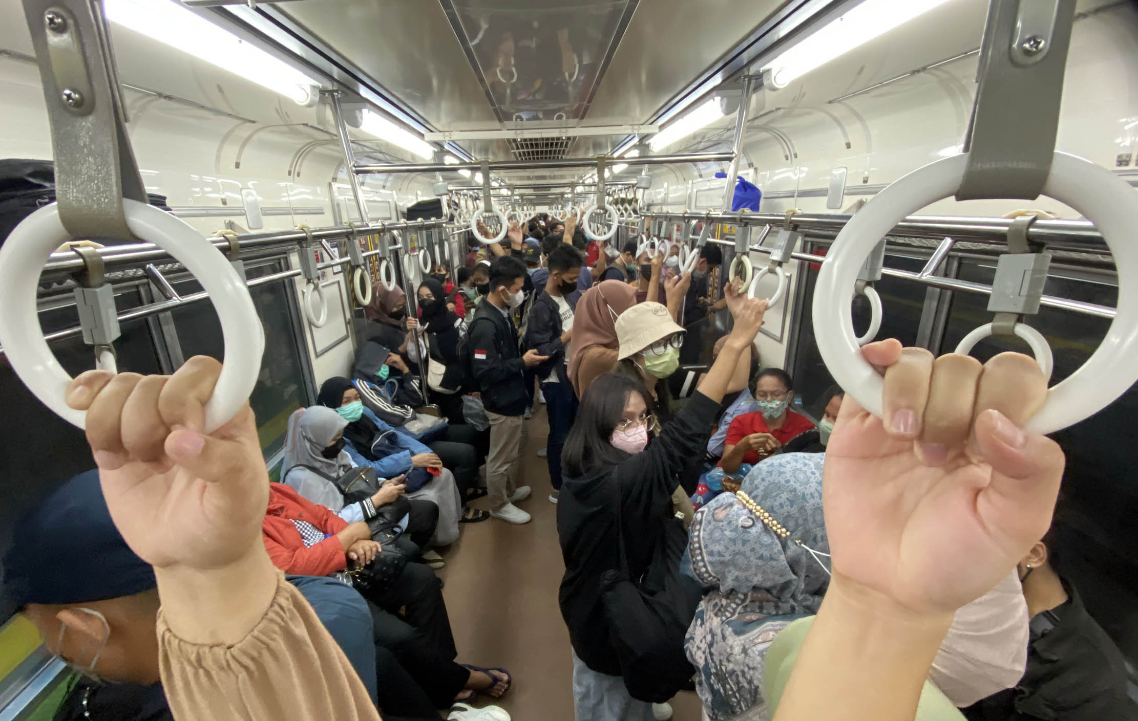 Nampak sejumlah penumpang yang memanfaatkan jasa kereta commuterline sebagai moda transportasi di wilayah Jabodetabek, Minggu 19 Februari 2023. Foto : Panji Asmoro/TrenAsia