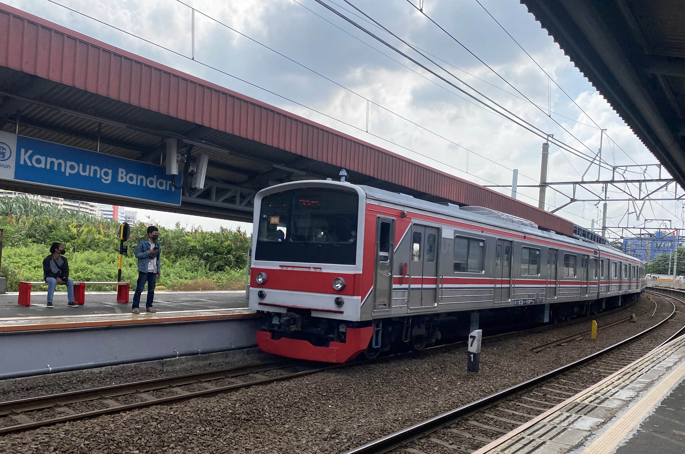 Nampak sejumlah penumpang yang memanfaatkan jasa kereta commuterline sebagai moda transportasi di wilayah Jabodetabek, Minggu 19 Februari 2023. Foto : Panji Asmoro/TrenAsia