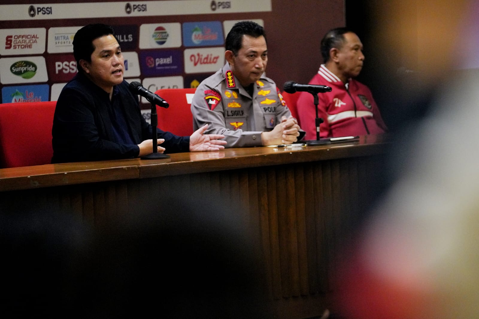 Ketua Umum PSSI, Erick Thohir (kiri) memberikan keterangan pers di Stadion Utama Gelora Bung Karno, Jakarta, Minggu 19 Februari 2023.