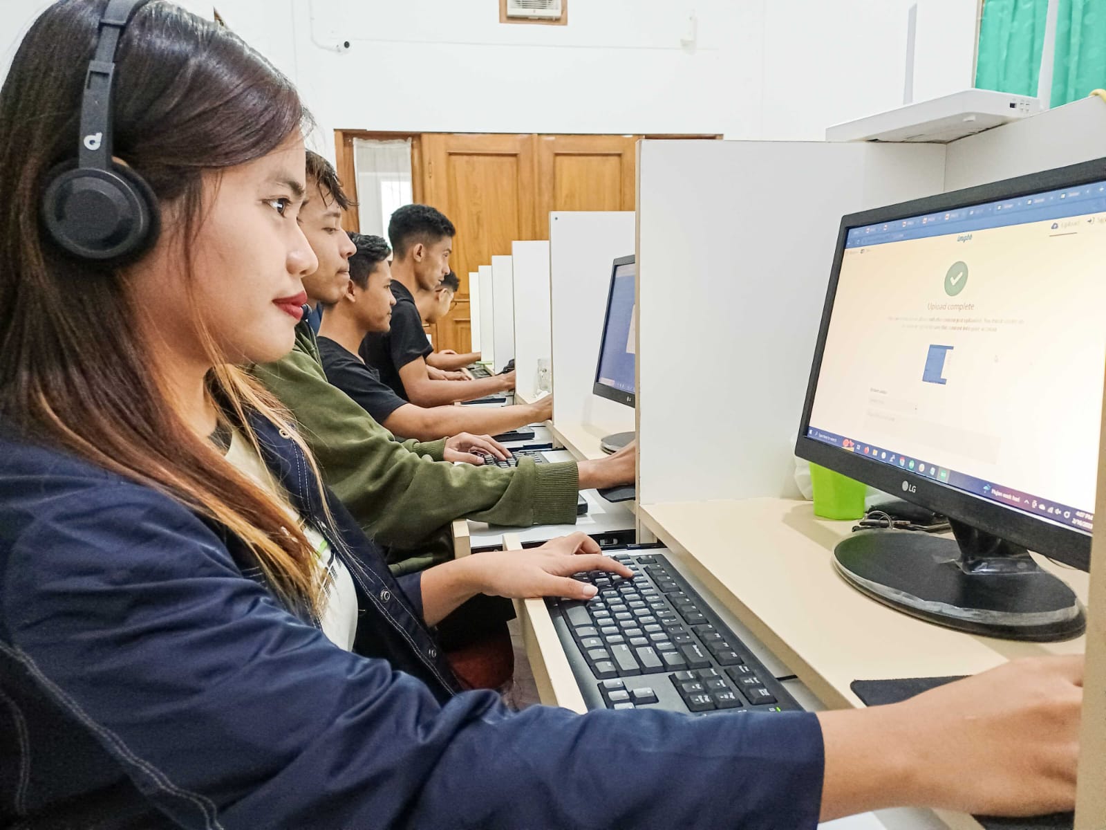 Seorang virtual assistant dari Virtary tengah bekerja.