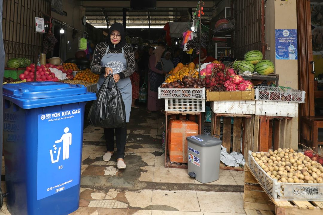 Gerakan Anti Sampah “Yok Kita Gas”: BRI Sasar Pengelolaan Sampah Terpadu di Pasar Kesesi Pekalongan