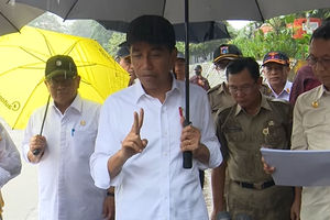 Jokowi Tinjau Normalisasi Ciliwung.png