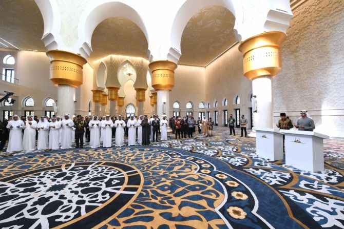 Presiden Joko Widodo dan Presiden Persatuan Emirat Arab Mohammed Bin Zayed Al Nahyan, bersama para pejabat pemerintah serta tamu undangan berdoa bersama pada peresmian Masjid Raya Sheikh Zayed di Gilingan, Banjarsari, 14 November 2022.