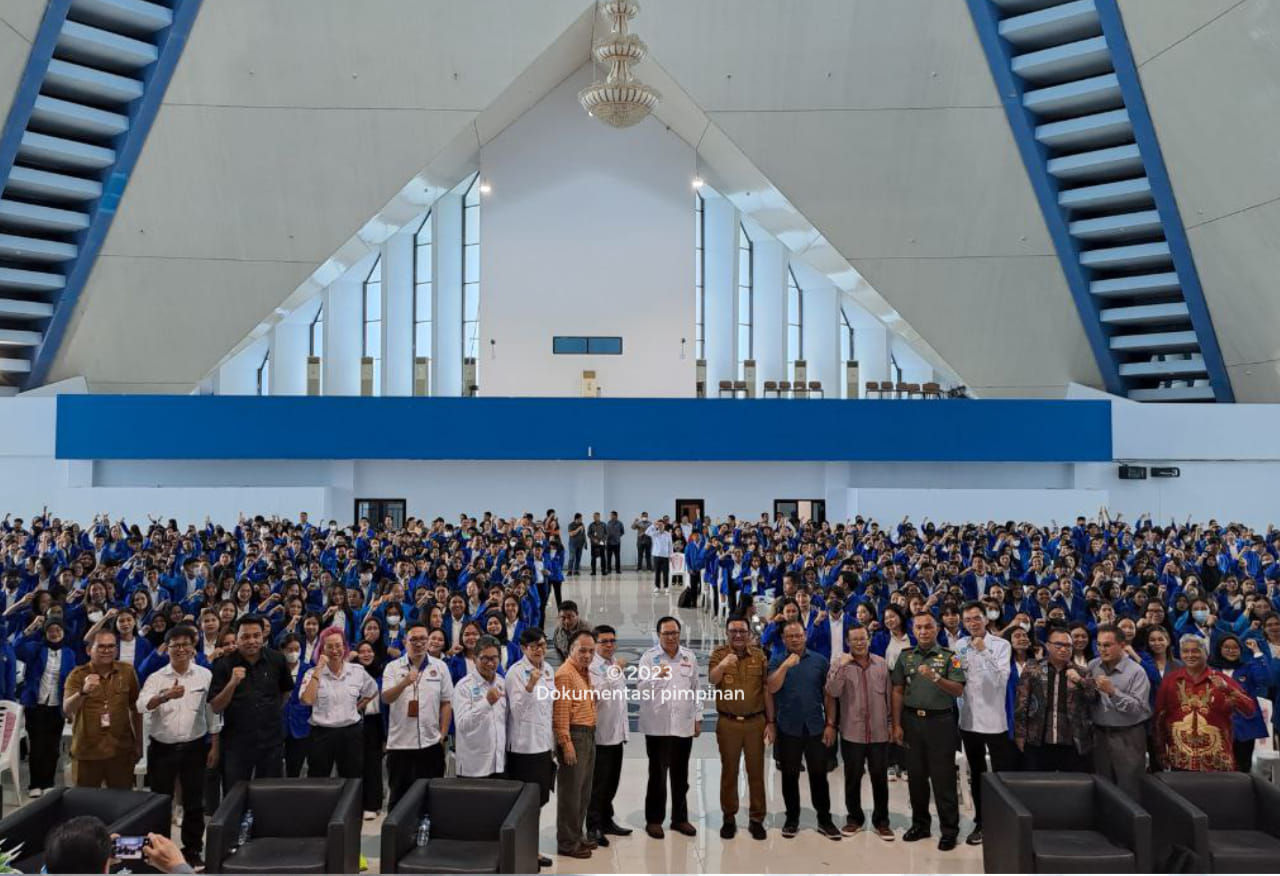 Wali Kota Maurits Mantiri foto bersama mahasiswa KKN Unima, Rektor dan jajarannya.