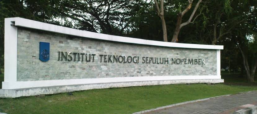 Kampus ITS gunakan lampu hemat energi. 