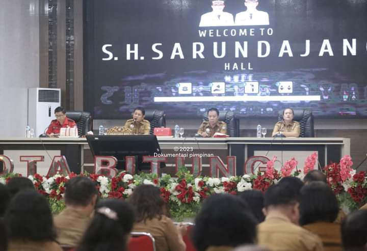 Sekdakot Bitung Rudy Theno memimpin rapat bersama para Kepala Sekolah.