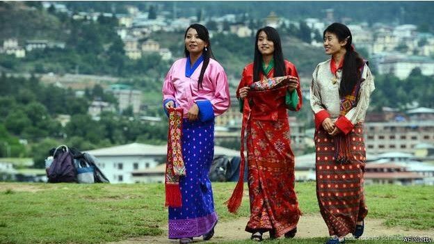 Potret siswi Bhutan mengenakan pakaian tradisional. (Foto : AFPGetty)