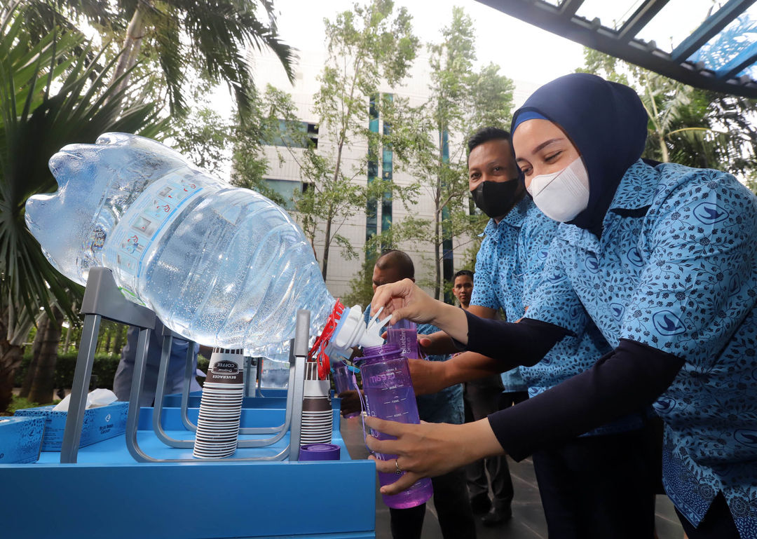 PT Blue Bird Tbk berkolaborasi dengan Le Minerale memberikan 4,500 botol minum gratis bagi pengemudi Bluebird dari tujuh (7) pool percontohan di wilayah Jadetabek, serta penyediaan fasilitas pengisian ulang air mineral di pool-pool tersebut. Program ini merupakan wujud nyata dalam mempromosikan gaya hidup yang berkelanjutan demi mencegah polusi sampah plastik di Indonesia.Selasa 21 Februari 2023. Foto : Panji Asmoro/TrenAsia