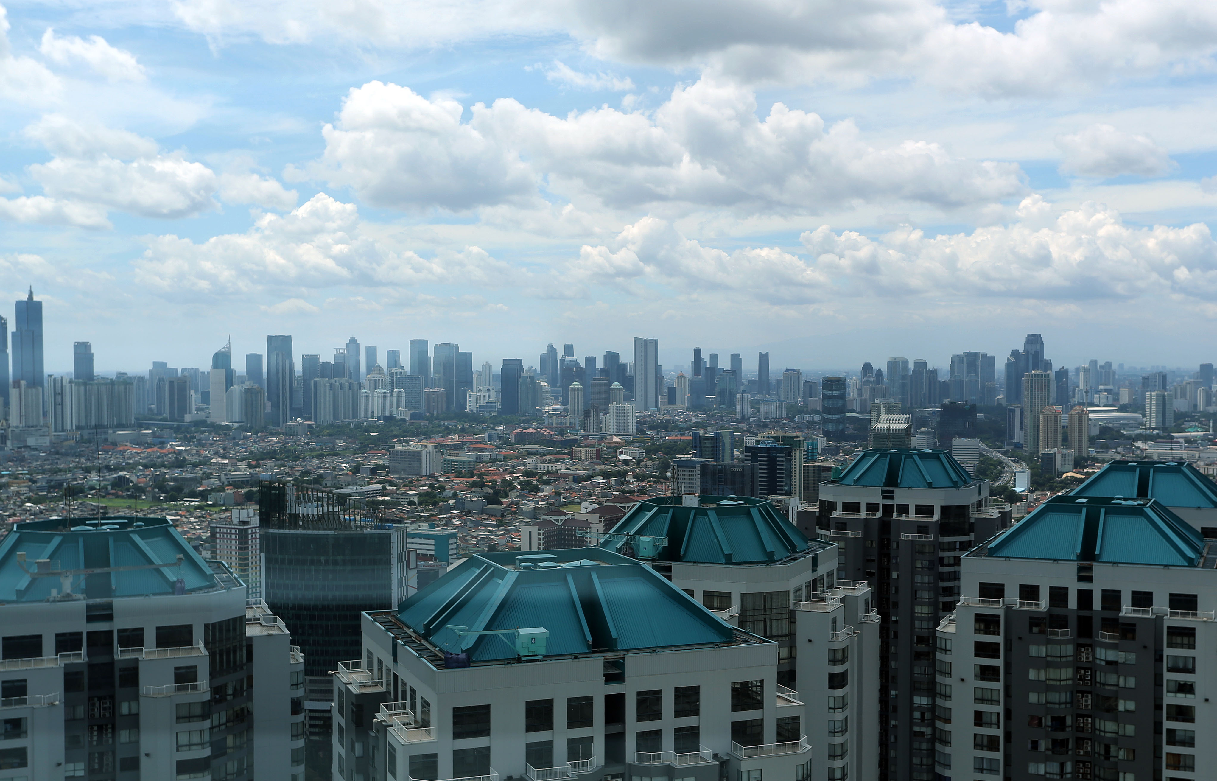 Jajaran gedung bertingkat di Jakarta, Rabu 22 Februari 2023. Kementerian Keuangan optimistis realisasi defisit pada Anggaran Pendapatan dan Belanja Negara (APBN) 2023 tidak akan lebih dari target yakni 2,84 persen. Foto : Panji Asmoro/TrenAsia