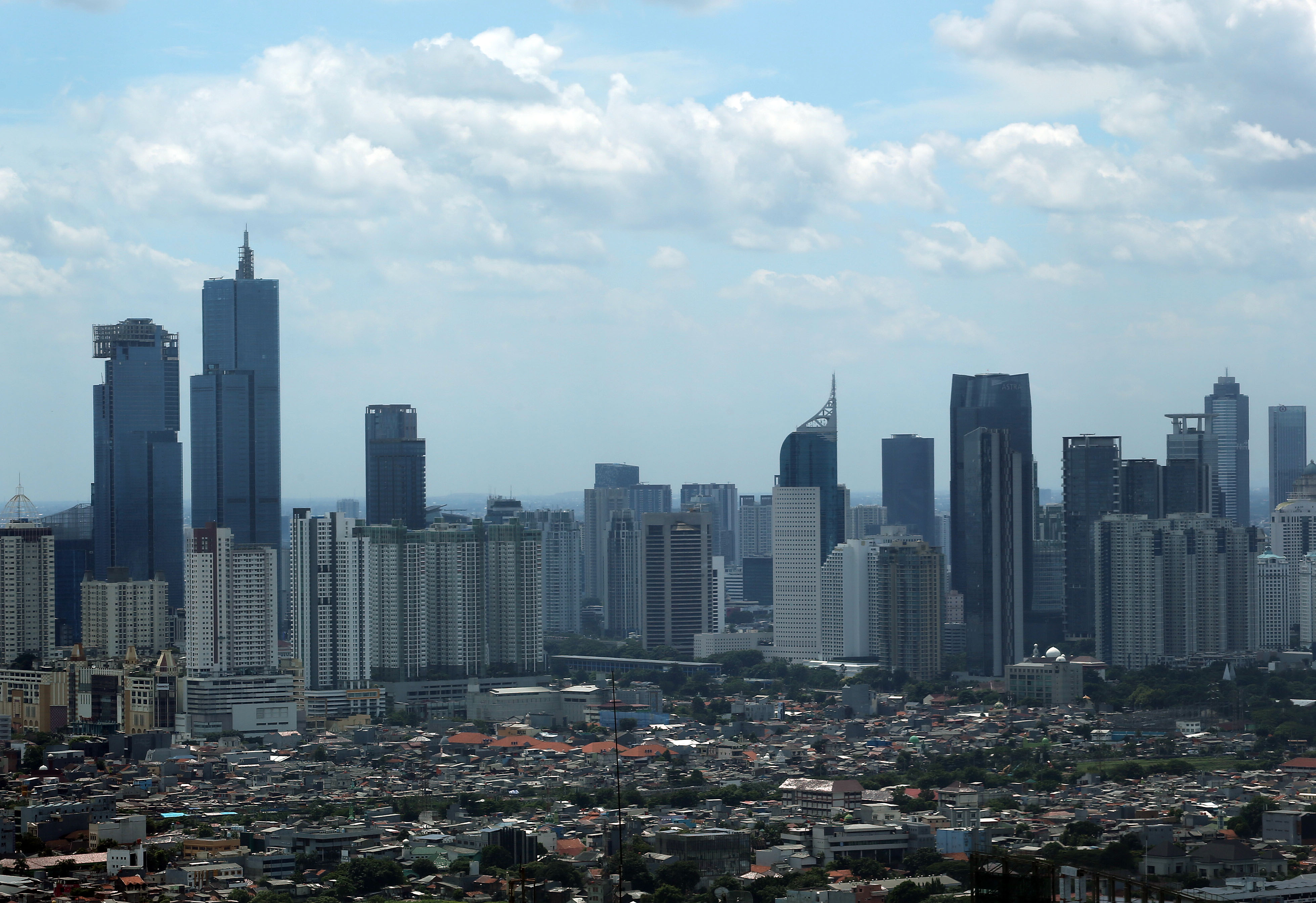 Jajaran gedung bertingkat di Jakarta, Rabu 22 Februari 2023. Kementerian Keuangan optimistis realisasi defisit pada Anggaran Pendapatan dan Belanja Negara (APBN) 2023 tidak akan lebih dari target yakni 2,84 persen. Foto : Panji Asmoro/TrenAsia