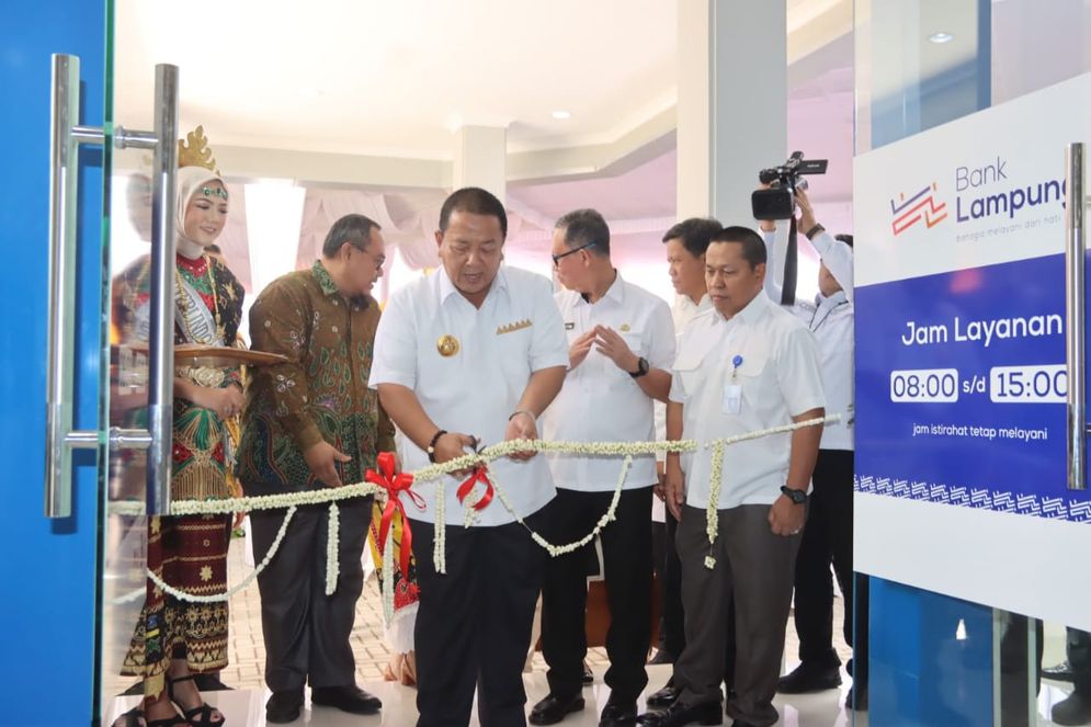 Gubernur Lampung Arinal Djunaidi melakukan pemotongan pita sebagai tanda diresmikannya Gedung Baru Bank Lampung Kantor Cabang Bandar Lampung.