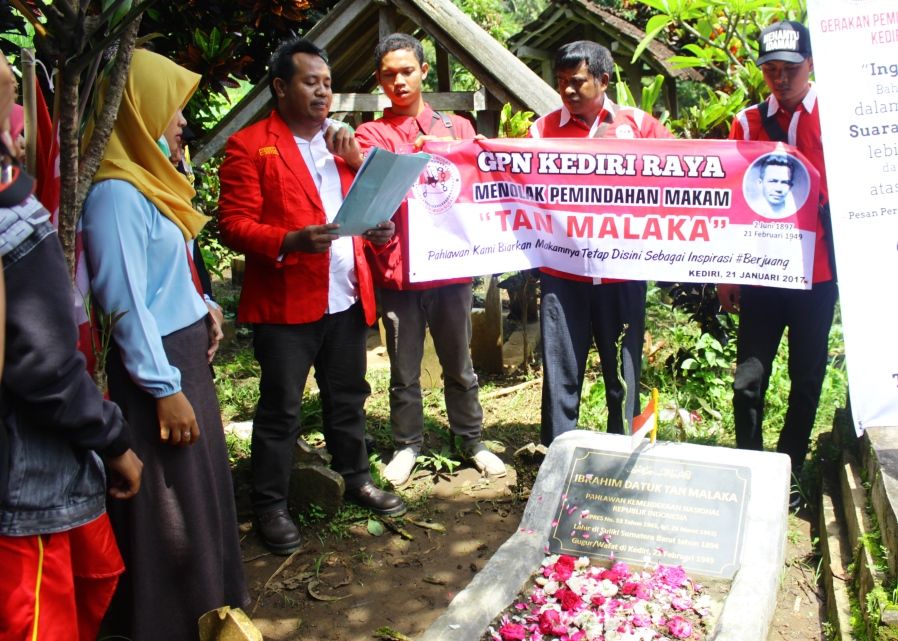 DPRD Kabupaten Kediri bersama elemen masyarakat menolak pemindahan makam Tan Malaka ke Sumatera Barat. Foto diambil 21 Januari 2017.
