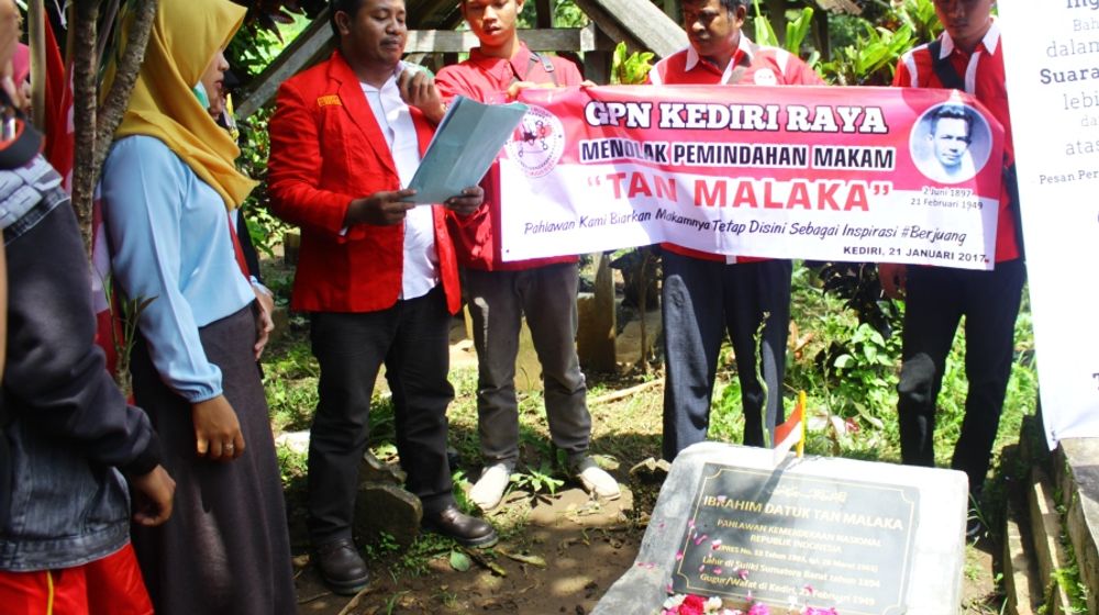 demo-makam-Tan.jpg