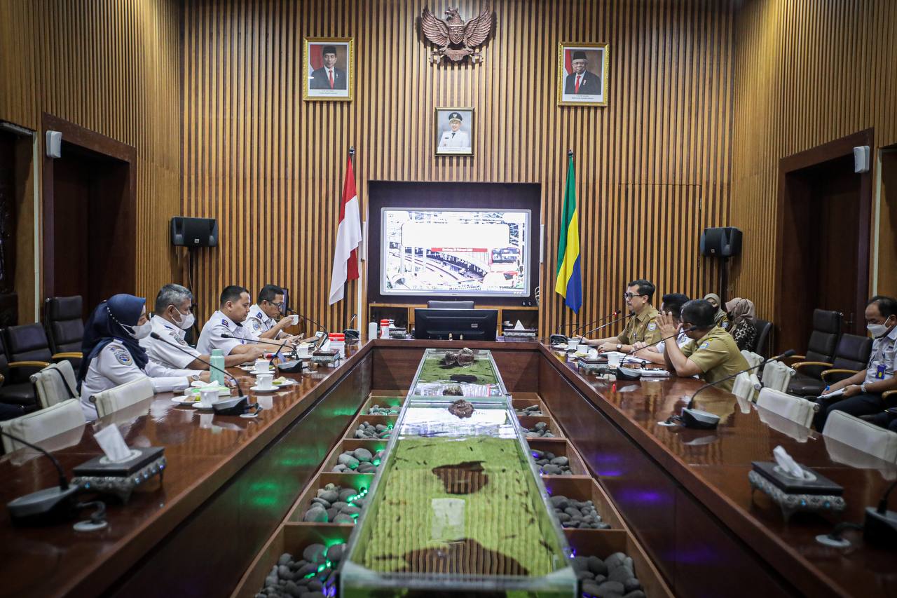 Jajaran Pemkot Bandung berkoordinasi dengan Kementerian Perhubungan untuk penyiapan konversi Kereta Api Bandung Raya menjadi kereta rel listrik mulai 2024. Foto diambil beberapa hari lalu.