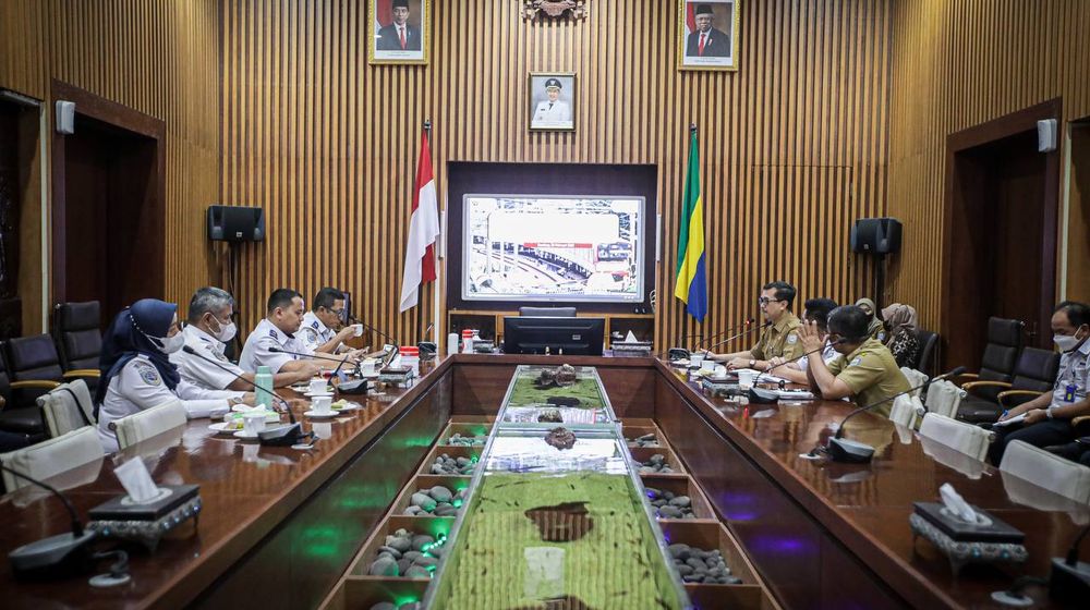 167688835947-mulai-2024-kereta-api-bandung-raya-dikonversi-jadi-krl.jpeg