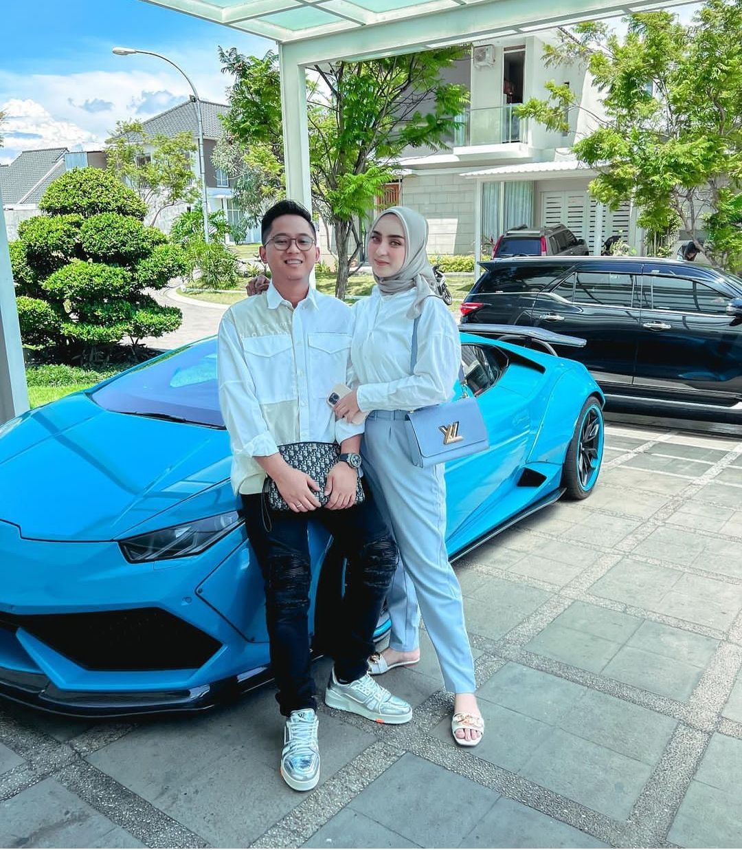 Doni Salmanan terdakwa TPPU berpose bersama istrinya di depan mobil mewah Lamborghini yang akan disita negara. (Instagram/@donisalmanan)