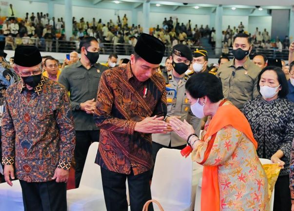 Presiden Jokowi menyalami Ketua Umum PDI Perjuangan, Megawati Soekarnoputri dalam pembukaan Muktamar Pemuda Muhammaddiyah di Balikpapan, Rabu (22/2/2023). Foto: Sekretariat Presiden