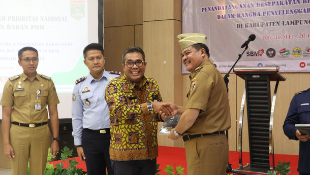 Bupati Lampung Tengah  Teken Perjanjian Penyelenggaraan Layanan di MPP