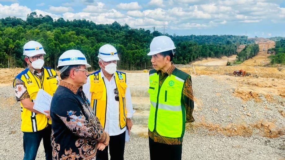 Presiden Joko Widodo meninjau Proyek Jalan Tol Ibu Kota Nusantara (IKN), Segmen 3B, Ruas KKT Kariangau – Sp. Tempadung, Kota Balikpapan pada Rabu, 22 Februari 2023.