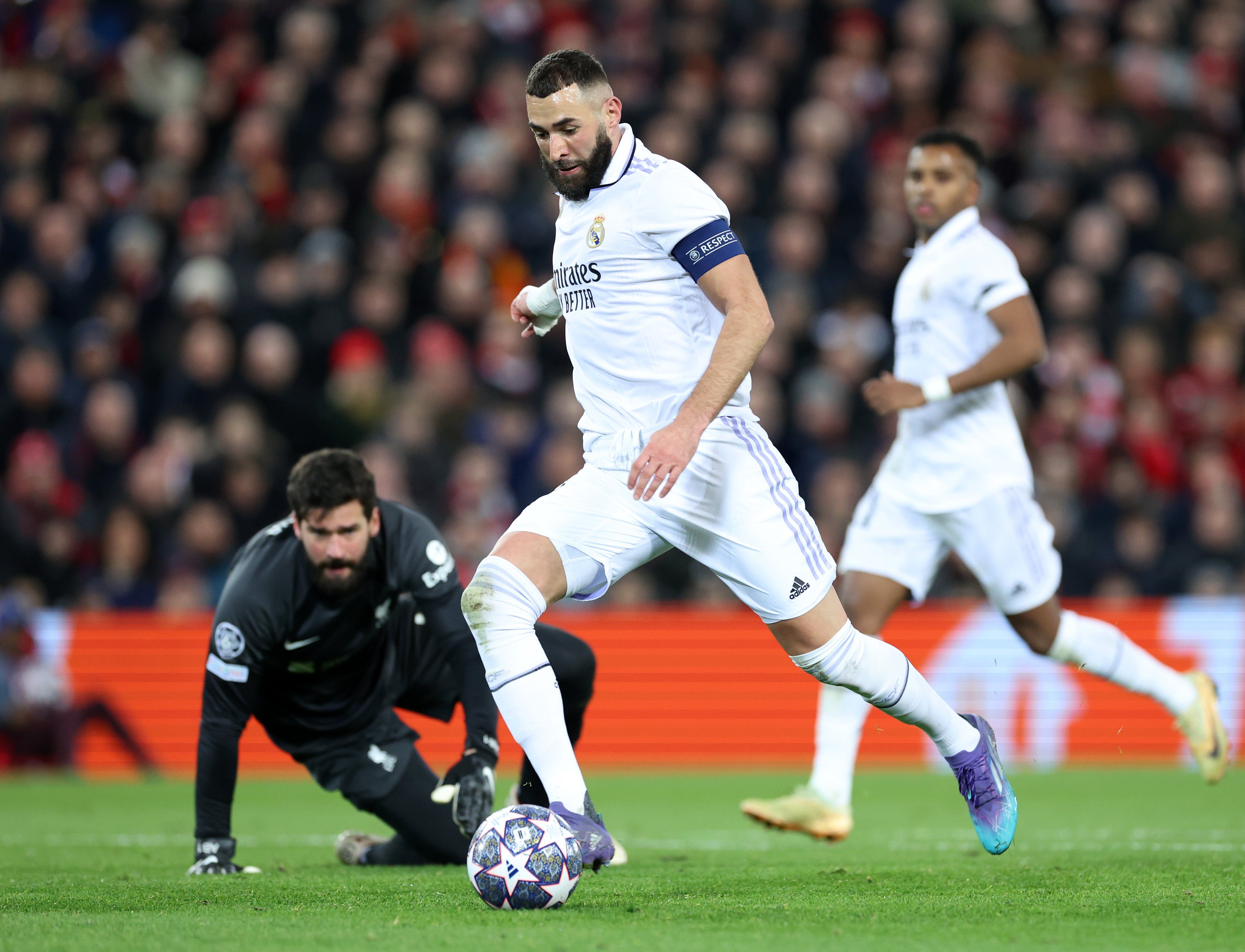 Benzema membawa Real Madrid mengalahkan Liverpool di stadion Anfield dalam leg pertama babak 16 besar UCL. (Foto : Twitter/@championsleague)