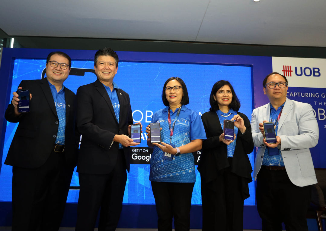 President Director UOB Indonesia Hendra Gunawan (kedua dari kiri),Head of Transaction Banking UOB Indonesia W Kartyono (kiri), Cash Product Head UOB Indonesia Grace Manuela (tengah), Head of Strategic Communications and Brand UOB Indonesia Maya Rizano (kedua dari kanan), dan Ekonom UOB Enrico Tanuwidjaja (kanan) menunjukkan platform UOB Infinity yang baru saja diluncurkan di UOB Plaza Penthouse, Jakarta, Kamis 23 Februari 2023. Foto : Panji Asmoro/TrenAsia