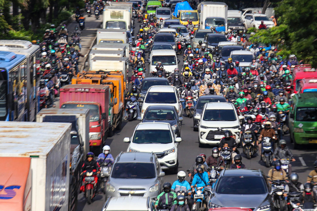 Sejumlah kendaraan terjebak kemacetan di Jalan Daan Mogot, Jakarta. Korlantas Polri mencatat populasi kendaraan bermotor yang aktif di wilayah DKI Jakarta dan sekitarnya (Bekasi, Tangerang, Depok, Bogor) per 10 Februari 2023 mencapai 21.755.106 unit dari total 152.565.905 populasi yang ada di Indonesia. Foto : Panji Asmoro/TrenAsia