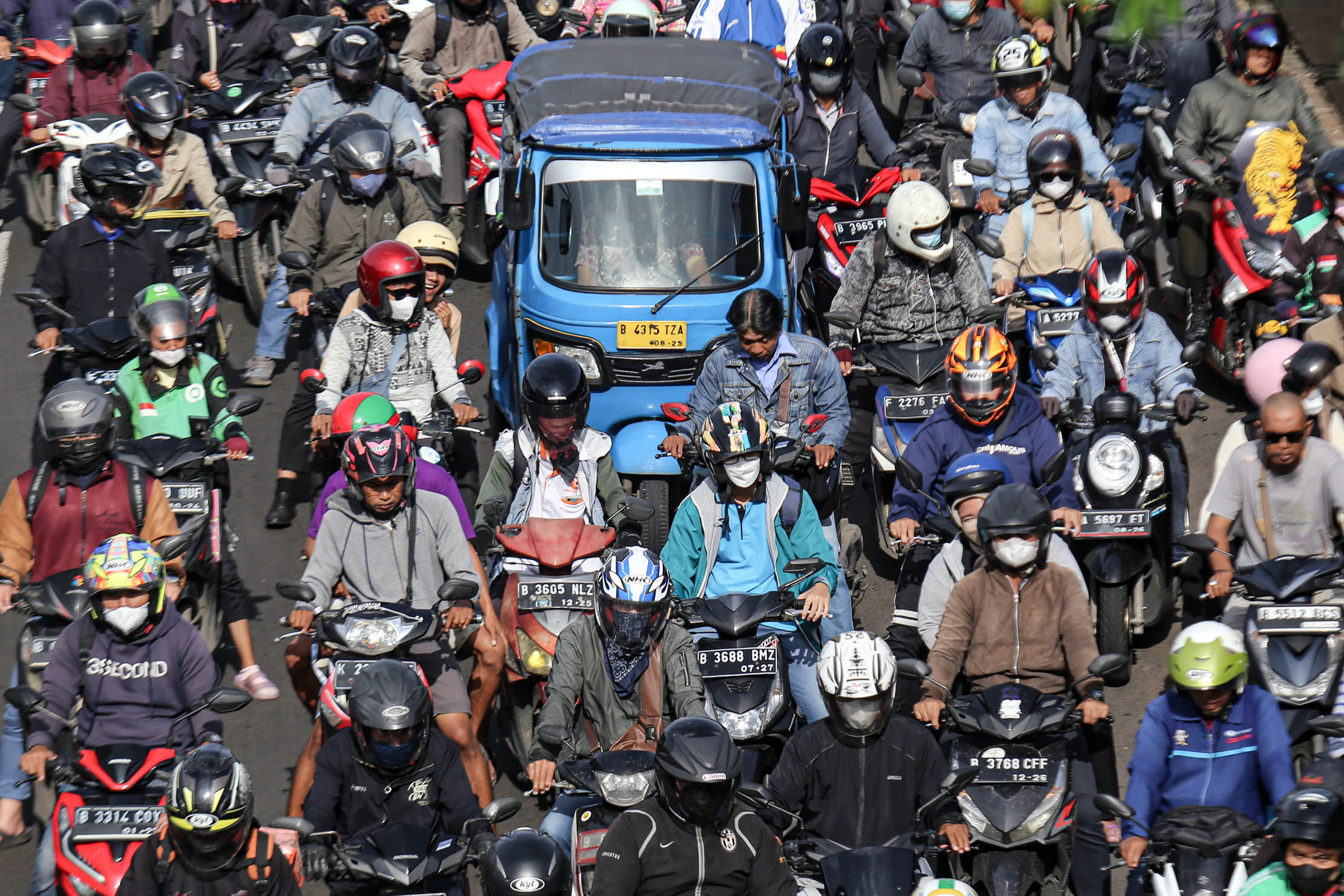 Sejumlah kendaraan terjebak kemacetan di Jalan Daan Mogot, Jakarta. Korlantas Polri mencatat populasi kendaraan bermotor yang aktif di wilayah DKI Jakarta dan sekitarnya (Bekasi, Tangerang, Depok, Bogor) per 10 Februari 2023 mencapai 21.755.106 unit dari total 152.565.905 populasi yang ada di Indonesia. Foto : Panji Asmoro/TrenAsia