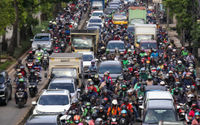 Sejumlah kendaraan terjebak kemacetan di Jalan Daan Mogot, Jakarta. Korlantas Polri mencatat populasi kendaraan bermotor yang aktif di wilayah DKI Jakarta dan sekitarnya (Bekasi, Tangerang, Depok, Bogor) per 10 Februari 2023 mencapai 21.755.106 unit dari total 152.565.905 populasi yang ada di Indonesia. Foto : Panji Asmoro/TrenAsia