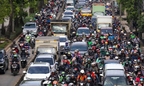 Sejumlah kendaraan terjebak kemacetan di Jalan Daan Mogot, Jakarta. Korlantas Polri mencatat populasi kendaraan bermotor yang aktif di wilayah DKI Jakarta dan sekitarnya (Bekasi, Tangerang, Depok, Bogor) per 10 Februari 2023 mencapai 21.755.106 unit dari total 152.565.905 populasi yang ada di Indonesia. Foto : Panji Asmoro/TrenAsia