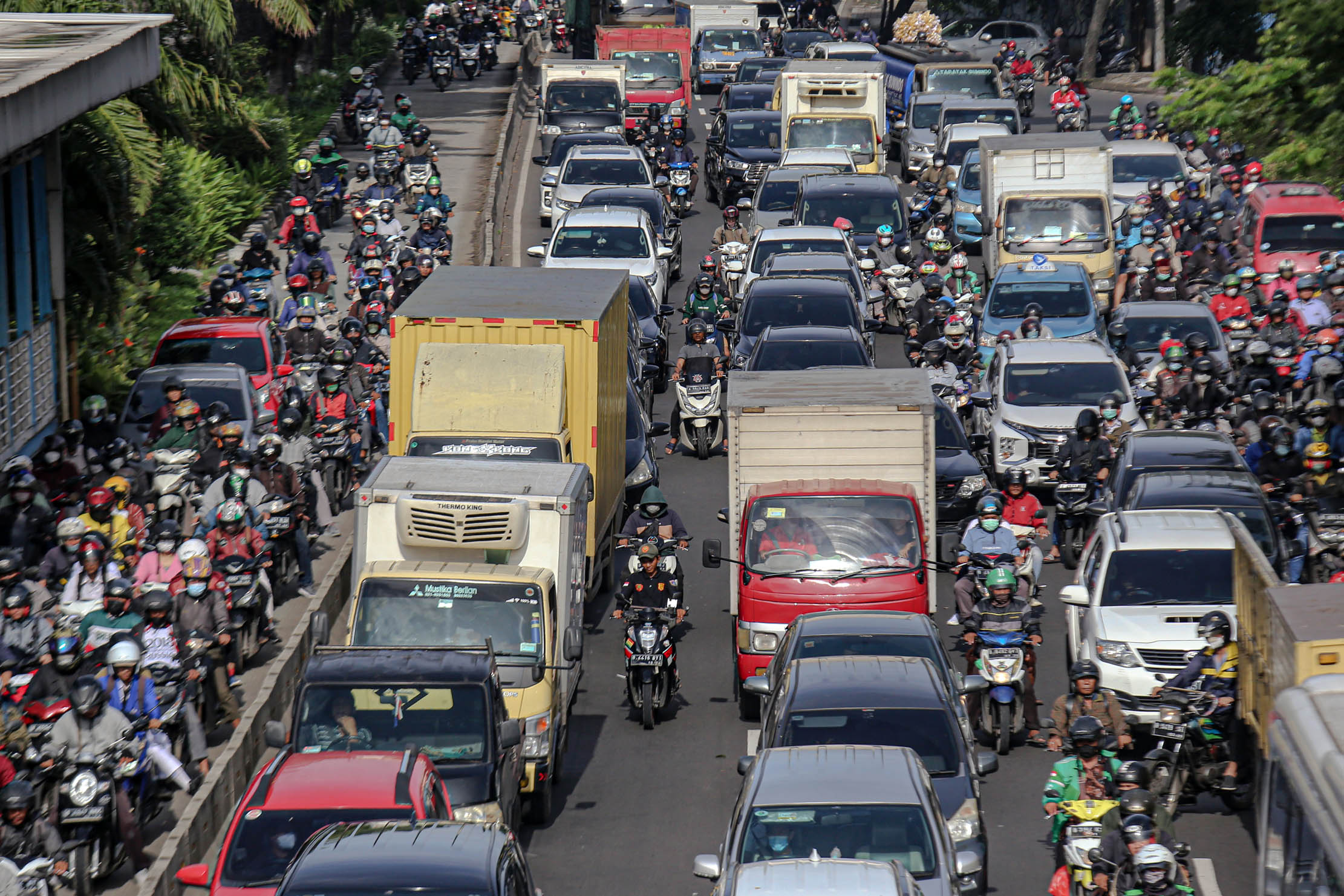 Sejumlah kendaraan terjebak kemacetan di Jalan Daan Mogot, Jakarta. Korlantas Polri mencatat populasi kendaraan bermotor yang aktif di wilayah DKI Jakarta dan sekitarnya (Bekasi, Tangerang, Depok, Bogor) per 10 Februari 2023 mencapai 21.755.106 unit dari total 152.565.905 populasi yang ada di Indonesia. Foto : Panji Asmoro/TrenAsia