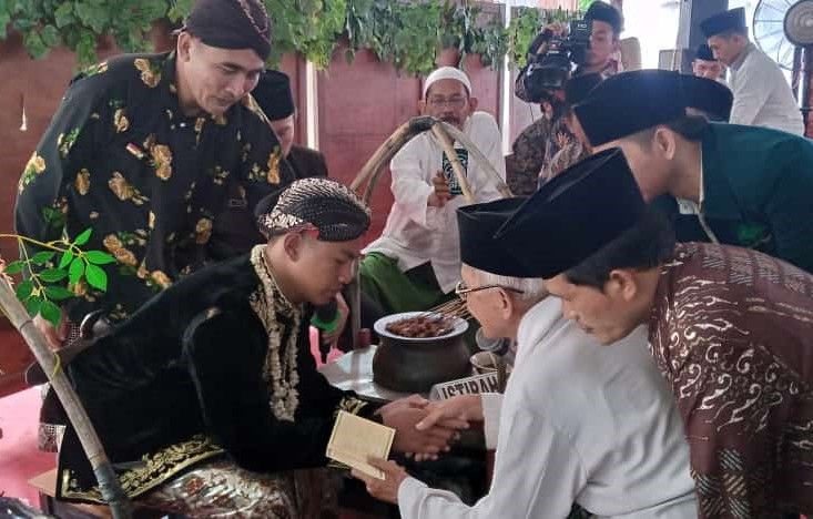 Salah satu pasangan pengantin tengah melakukan ijab dalam acara Nikah Bareng Unik di Purworejo, Rabu (22/2/2023).