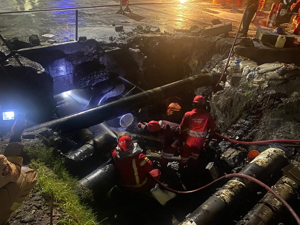 Fire Brigade Pertamina dibantu Damkar Pelindo dan Pemkot Surabaya terus memonitor dan sterilisasi kemungkinan titik api yang muncul pasca api padam.