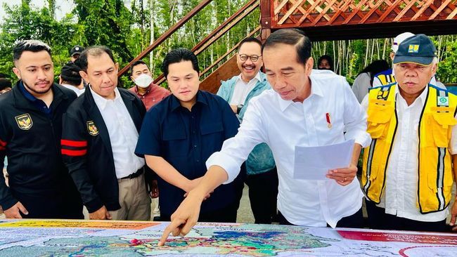 Presiden Joko Widodo (kedua dari kanan) menunjukkan lokasi rencana pembangunan training center Timnas di IKN Nusantara, Jumat 24 Februari 2023.