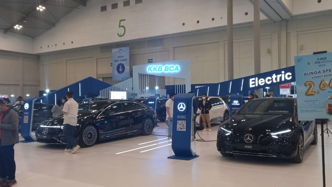 Pameran produk kredit kendaraan bermotor (KKB) untuk mobil listrik di BCA Expoversary 2023 di ICE BSD Tangerang, Jumat, 24 Februari 2023.