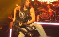Ron "Bumblefoot" Thal saat masih berada di Guns N' Roses.