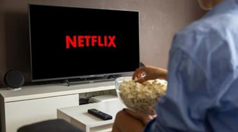 Netflix telah memotong harga berlangananna di lebih dari 30 negara.