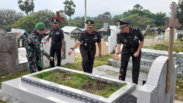 HUT ke-62 Korem 161/WS:  Pimpinan dan Anggota Kodim Berziarah ke Taman Makam Bahagia Ilegetang, Maumere